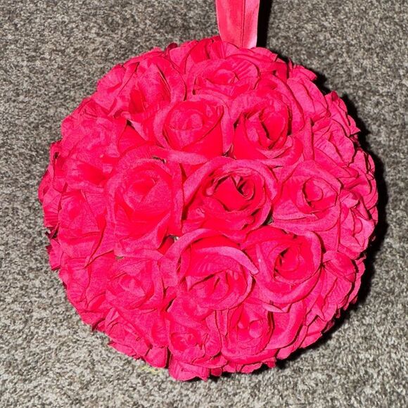 Ball of pink faux roses decoration - Picture 1 of 3